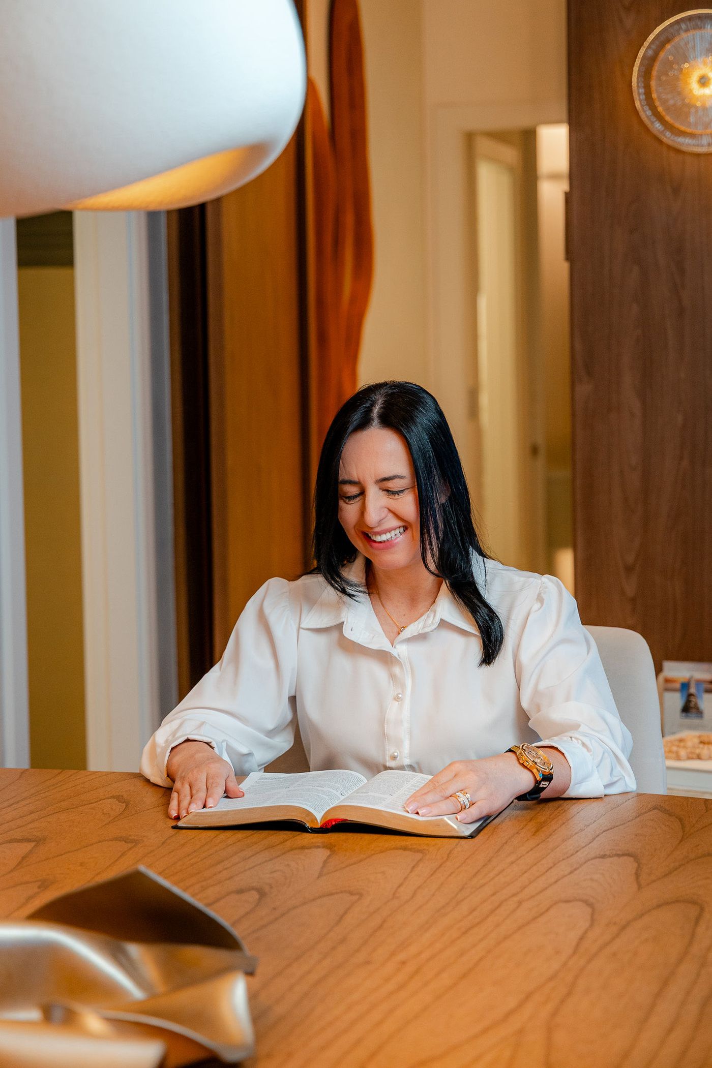 Pastora Laude Floriano estudando a Bíblia